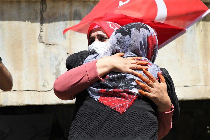 Van'da HDP önünde eylem yapan anne, kızının PKK'dan kaçmasının mutluluğunu yaşıyor G3