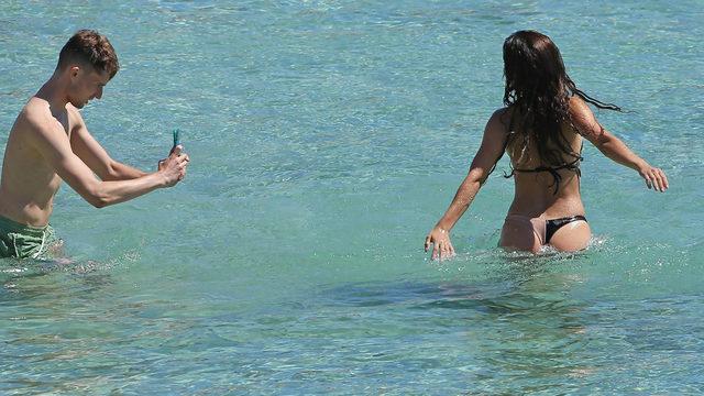 Maria Pedraza tatilde! İplerini çözüp bol bol poz verdi