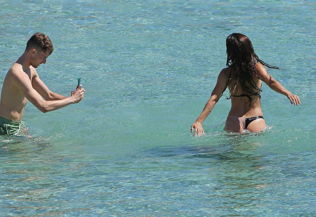 Maria Pedraza tatilde! İplerini &ccedil;&ouml;z&uuml;p bol bol poz verdi