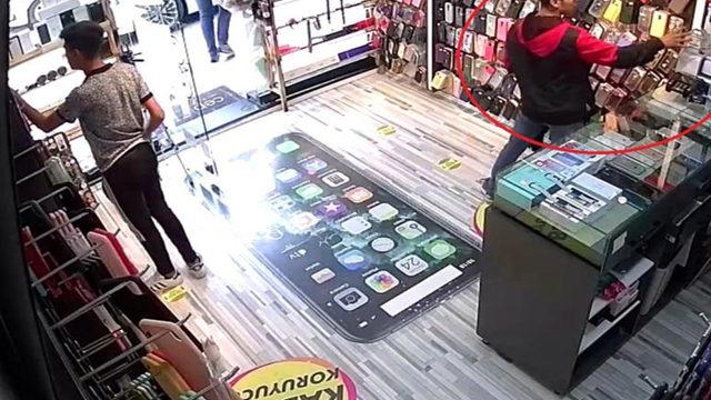 Görüntüleri izleyince büyük şok yaşadı! Müşteri gibi geldiler, sadaka kutusunu çaldılar