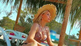 Kardeşi Esra tarafından darp edilmişti! Ciciş kardeşlerden Ceyda Ersoy leoparlı bikinisiyle ortalığı yaktı