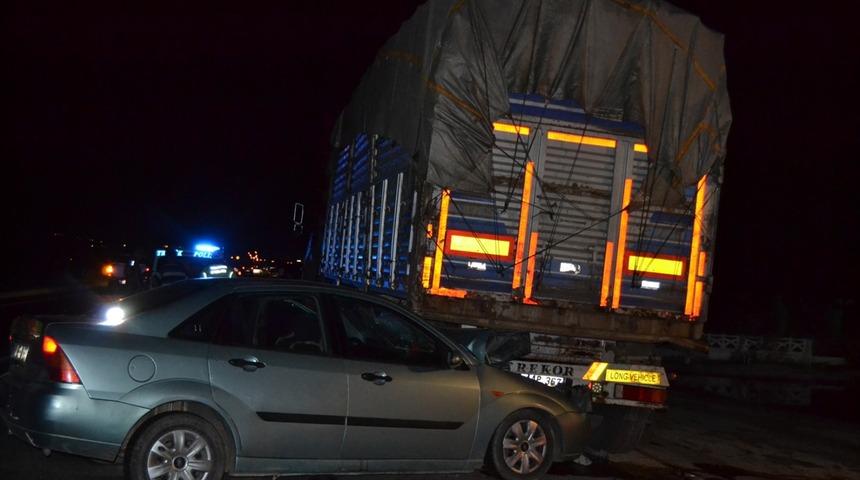 Manisa'da kontrolden çıkarak iki araca çarpan otomobildeki 5 kişi yaralandı