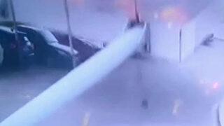 Fırtınada reklam tabelası 10 aracın üzerine düştü