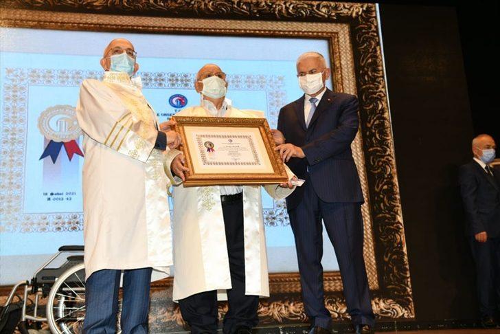 ÇOMÜ'de iş insanı Tacettin Aslan'a "fahri doktora" unvanı verildi G1