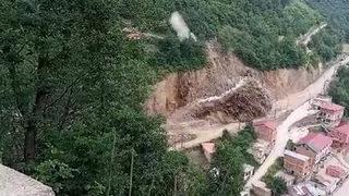 Yol çalışması için patlatılan dinamit belediye binası ve bir eve zarar verdi