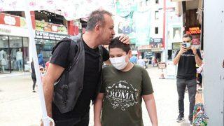 Haluk Levent'ten tedavi masraflarını karşılamak için çalışan Barış'a destek