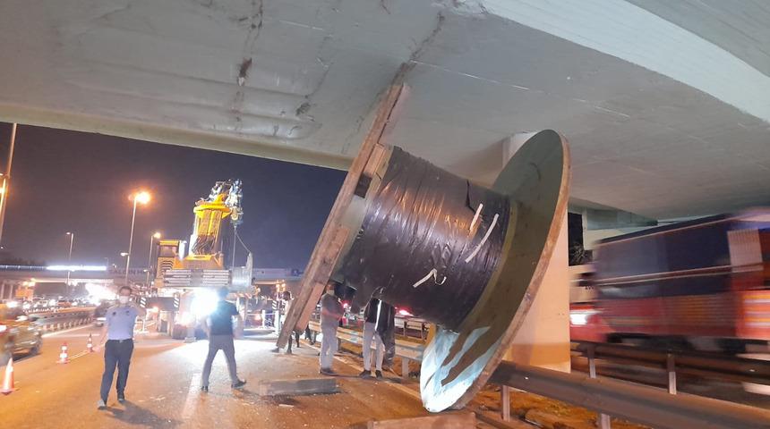 Şaşırtan görüntü! Dev makara köprüde takılı kaldı