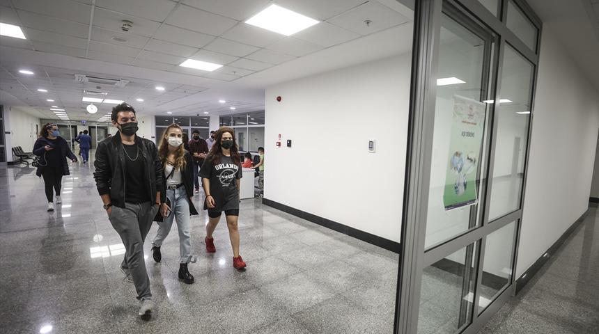 Başkentte Kovid-19'la m&uuml;cadelede 18 yaş ve &uuml;st&uuml;ndekilerin aşılanmasına başlandı