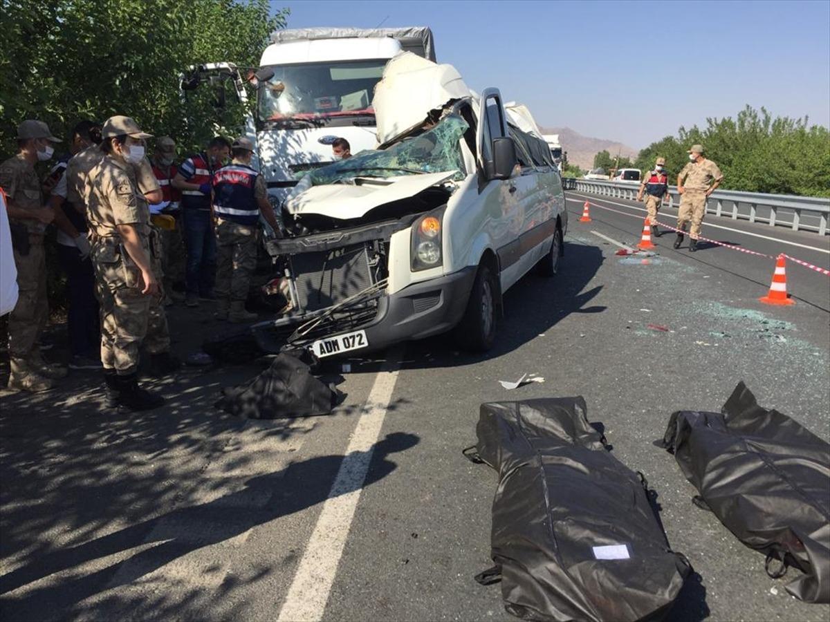 Elazığ'da d&uuml;ğ&uuml;n minib&uuml;s&uuml; park halindeki kamyona &ccedil;arptı: 3 &ouml;l&uuml;, 12 yaralı
