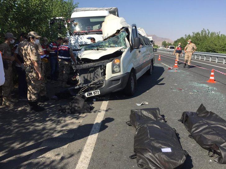Elazığ'da düğün minibüsü park halindeki kamyona çarptı: 3 ölü, 12 yaralı G1