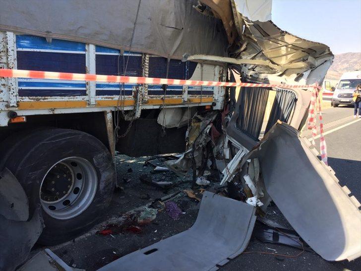 Elazığ'da düğün minibüsü park halindeki kamyona çarptı: 3 ölü, 12 yaralı G3