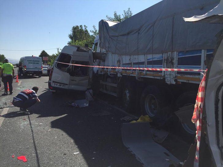 Elazığ'da düğün minibüsü park halindeki kamyona çarptı: 3 ölü, 12 yaralı G4
