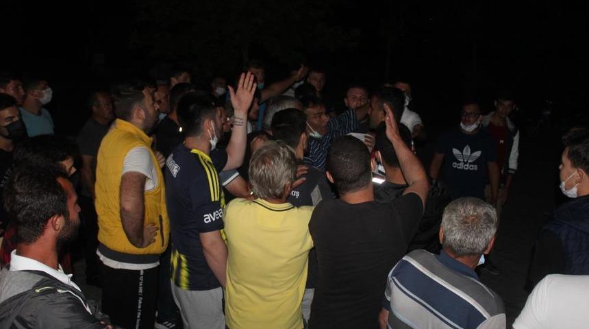 Bıçaklı saldırı sonrası mahalle karıştı! Linç etmek istediler