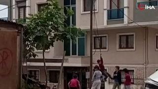 Arnavutköy'de çocukların elektrik kablolarıyla tehlikeli oyunu kamerada
