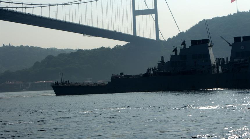 ABD savaş gemisi İstanbul Boğazı'ndan geçti