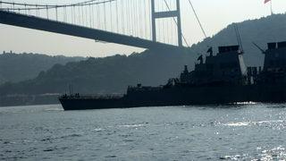 ABD savaş gemisi İstanbul Boğazı'ndan geçti