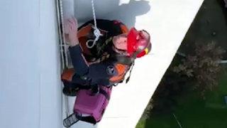 Nefes kesen operasyon! Kurtarmak için 15 katlı binadan 2 kat sarkıtıldı