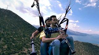 Eğirdir Gölü’ndeki su kaybına dikkat çekmek için gökyüzünde klarnet çaldı