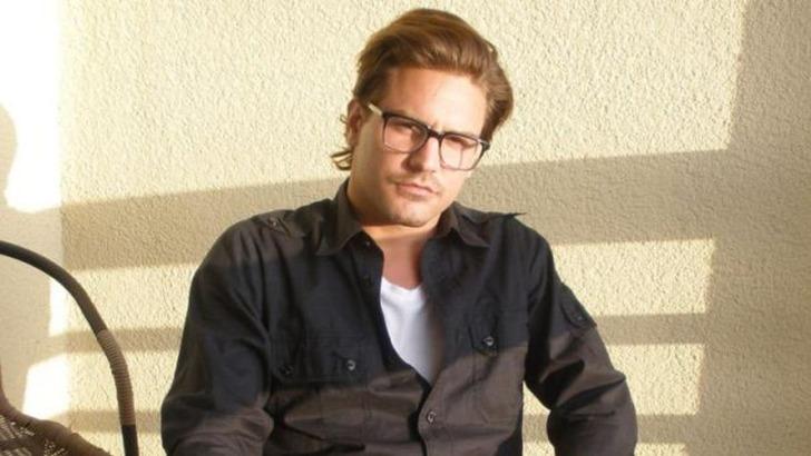 Dünyaca ünlü ABD'li şarkıcı Halsey, Türk sevgilisinin annesinin mezarını ziyaret etti! Başörtüsünü taktı, diz çöküp dua etti! G3