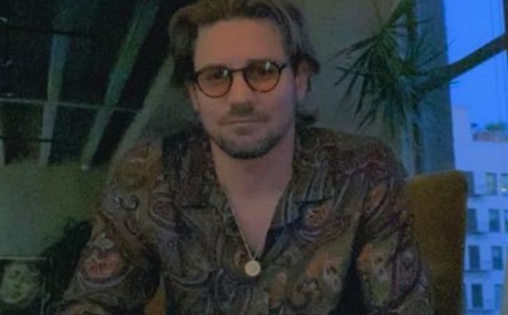 Dünyaca ünlü ABD'li şarkıcı Halsey, Türk sevgilisinin annesinin mezarını ziyaret etti! Başörtüsünü taktı, diz çöküp dua etti! G2