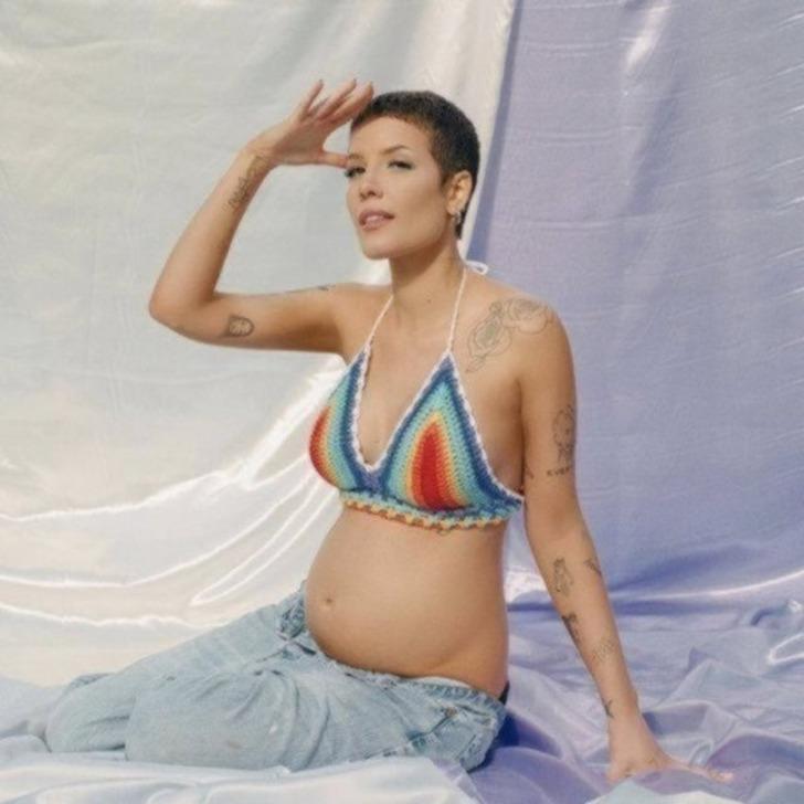 Dünyaca ünlü ABD'li şarkıcı Halsey, Türk sevgilisinin annesinin mezarını ziyaret etti! Başörtüsünü taktı, diz çöküp dua etti! G5