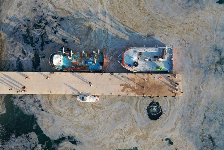 Müsilaj kaplı denizde bir tarafta temizlik çalışması yürütülürken diğer yanda çocuklar yüzüyor G2