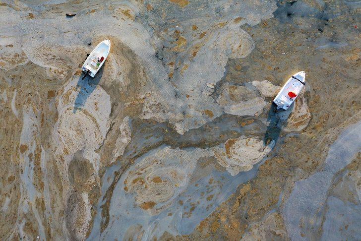 Müsilaj kaplı denizde bir tarafta temizlik çalışması yürütülürken diğer yanda çocuklar yüzüyor G3