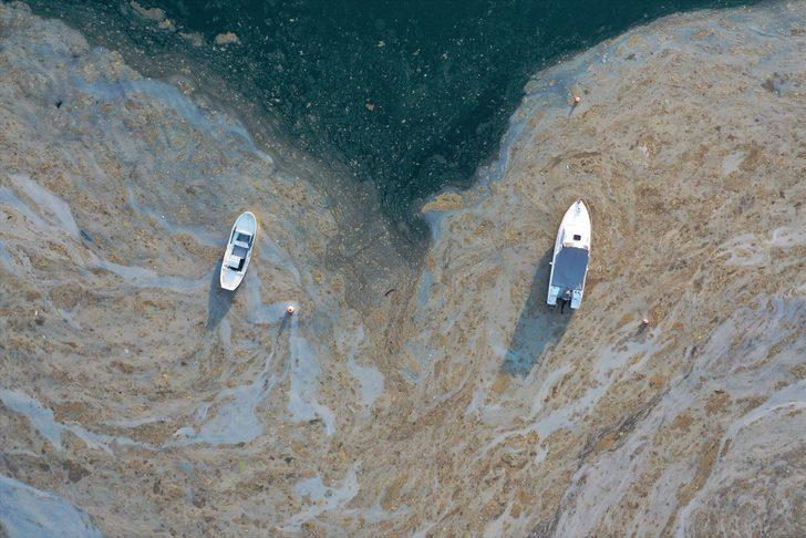 Müsilaj kaplı denizde bir tarafta temizlik çalışması yürütülürken diğer yanda çocuklar yüzüyor G4