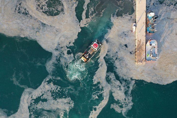 Müsilaj kaplı denizde bir tarafta temizlik çalışması yürütülürken diğer yanda çocuklar yüzüyor G5