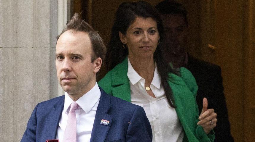 İngiltere Sağlık Bakanı Matt Hancock, danışmanıyla &ouml;p&uuml;şt&uuml;ğ&uuml; fotoğrafının ortaya &ccedil;ıkmasının ardından istifa etti