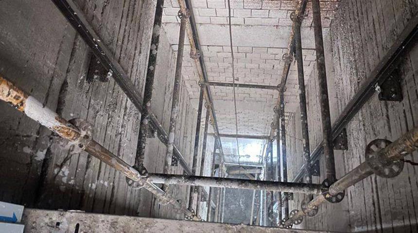 Sivas'ta acı olay! 8'inci kattan asans&ouml;r boşluğuna d&uuml;şen Afgan iş&ccedil;i &ouml;ld&uuml;