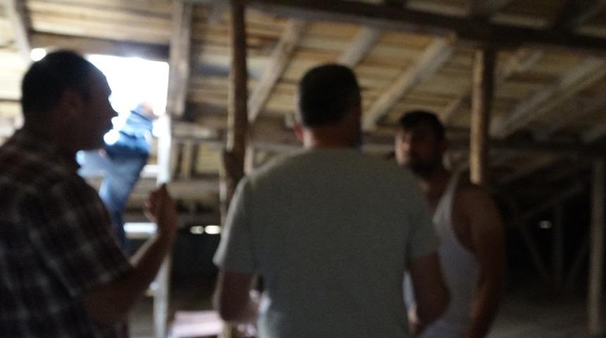 Koşarak çatıya saklanan genç, ikna için gelen polislere "Yılan var" dedi