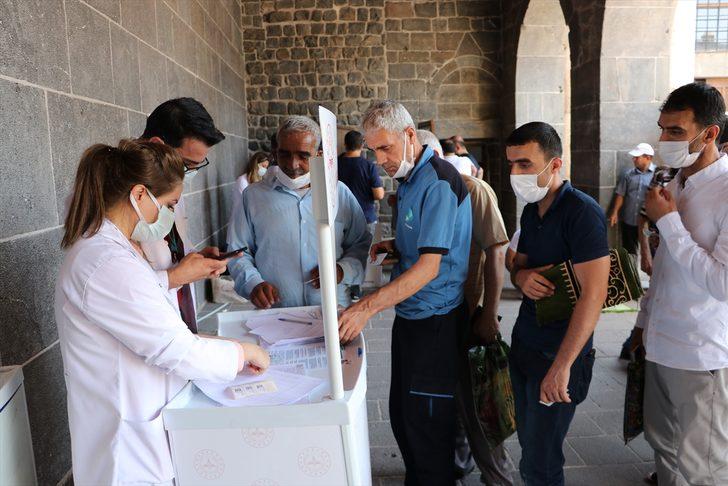 Diyarbakır'da 3 ayrı mobil aşı noktasında vatandaşlar Kovid-19'a karşı aşılanıyor G1