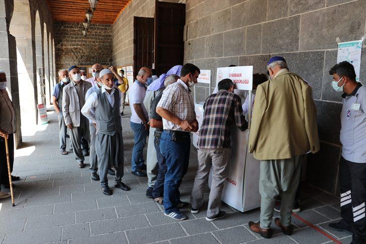 Diyarbakır'da 3 ayrı mobil aşı noktasında vatandaşlar Kovid-19'a karşı aşılanıyor G2