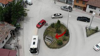 Kavşak ortasında kaldı, görenler şaşkınlık yaşıyor: Gelen geçen dua ediyor