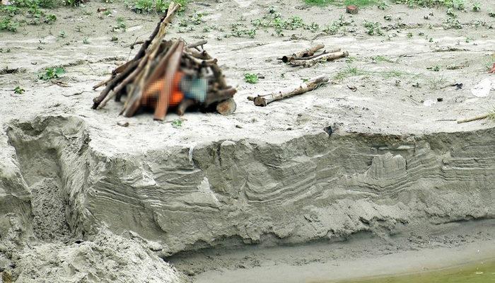 Hindistan’da şiddetli yağış gömülmüş yüzlerce cesedi ortaya çıkardı