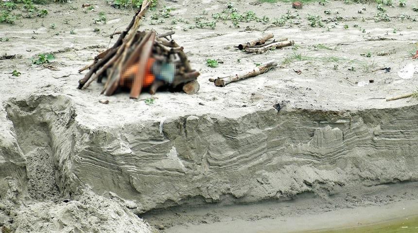 Hindistan’da şiddetli yağış gömülmüş yüzlerce cesedi ortaya çıkardı