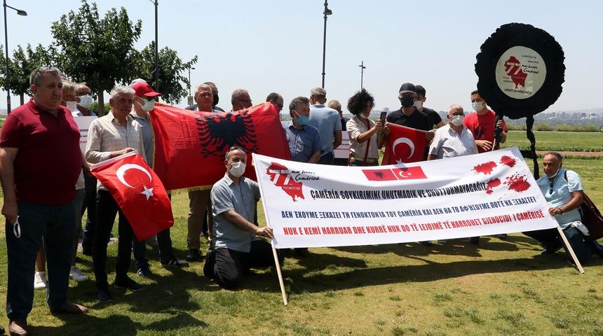 İzmir'de Çamerya katliamının 77'nci yılında Yunanistan Başkonsolosluğuna siyah çelenk bırakıldı