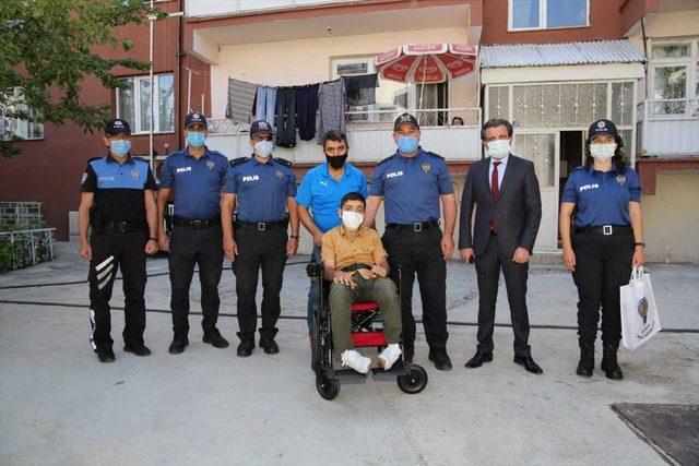 Erzurum'da tekerlekli sandalyesi çalınan engelli gencin yüzü polisin akülü araç hediyesiyle güldü