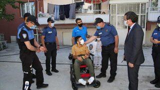 Erzurum'da tekerlekli sandalyesi çalınan engelli gencin yüzü polisin akülü araç hediyesiyle güldü