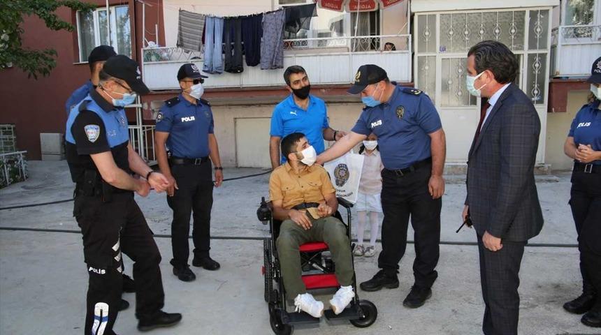Erzurum'da tekerlekli sandalyesi çalınan engelli gencin yüzü polisin akülü araç hediyesiyle güldü