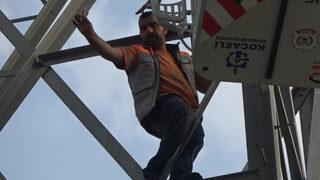 İntihar etmek için direğe tırmandı, istediğini alınca geri indi