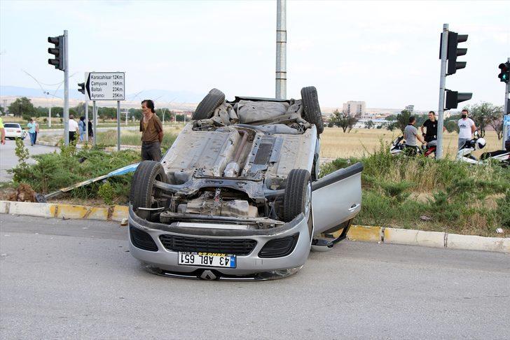 Uşak'ta iki otomobil çarpıştı: 3 yaralı G2