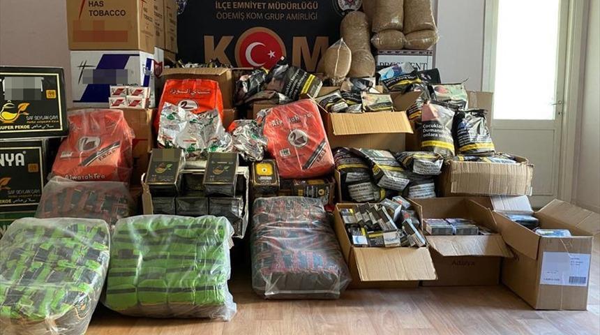 İzmir'de durdurulan kamyonette makaron, sahte bandrol ve tütün ele geçirildi