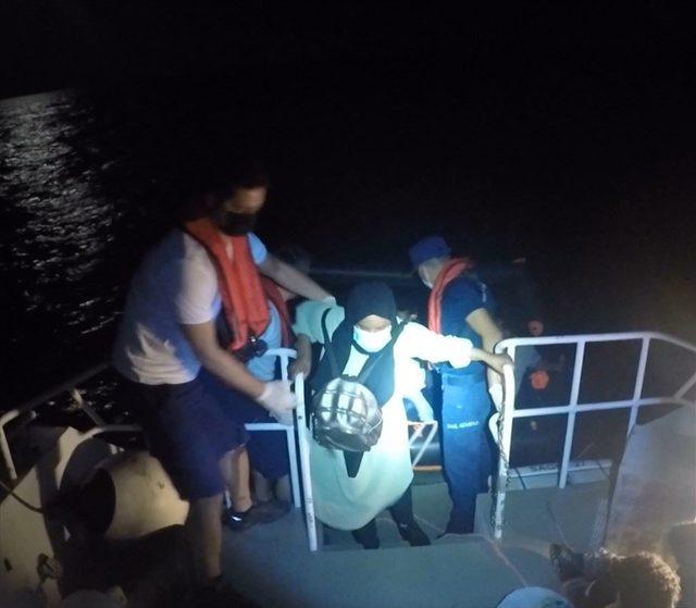 Datça açıklarında can salındaki 15 düzensiz göçmen kurtarıldı