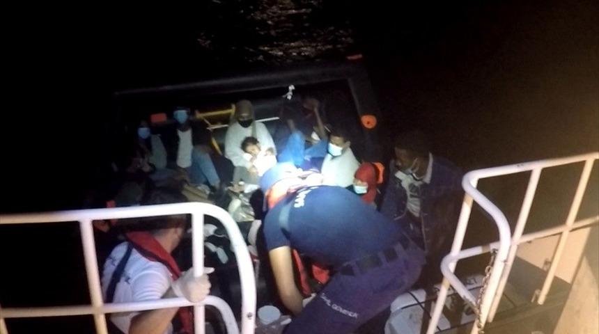 Datça açıklarında can salındaki 15 düzensiz göçmen kurtarıldı