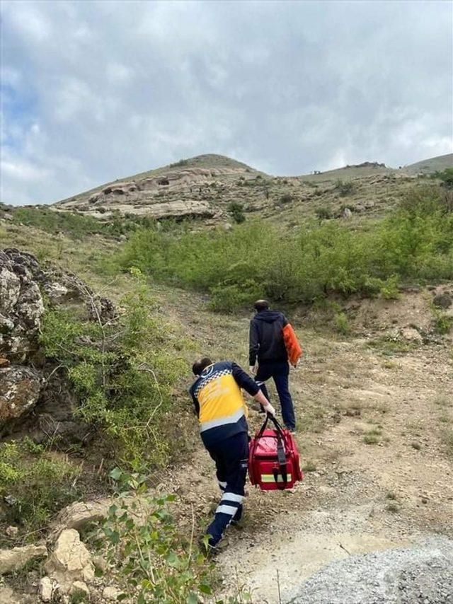 Afyonkarahisar'da yaylada ayağı kırılan kadın 112 Acil Servis ekibince hastaneye ulaştırıldı