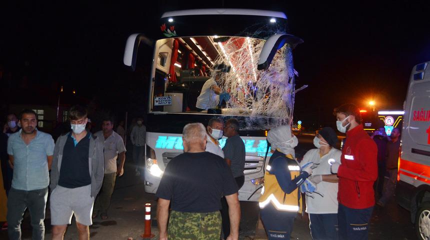 Aksaray'da feci kaza! Yolcu otobüsü ile minibüs çarpıştı: 12 yaralı