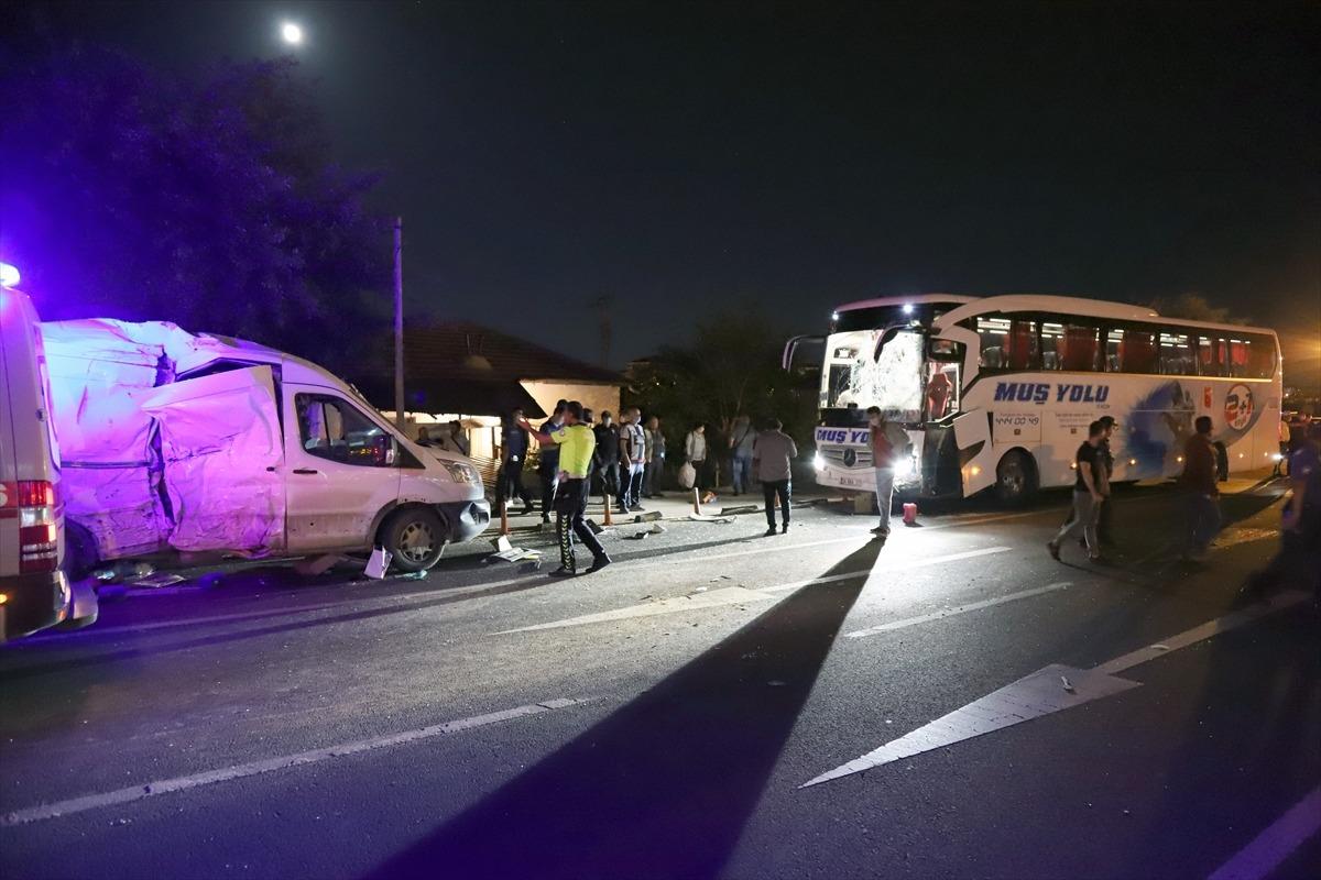Aksaray'da otob&uuml;s ile minib&uuml;s &ccedil;arpıştı: 12 yaralı