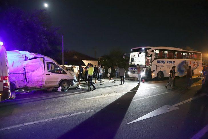 Aksaray'da otobüs ile minibüs çarpıştı: 12 yaralı G1